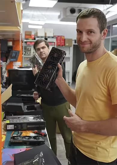 Мастера HappyPC с видеокартой в мастерской