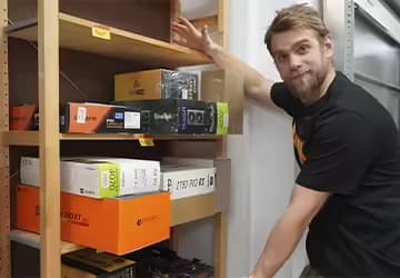 Мастер HappyPC у стеллажа с комплектующими